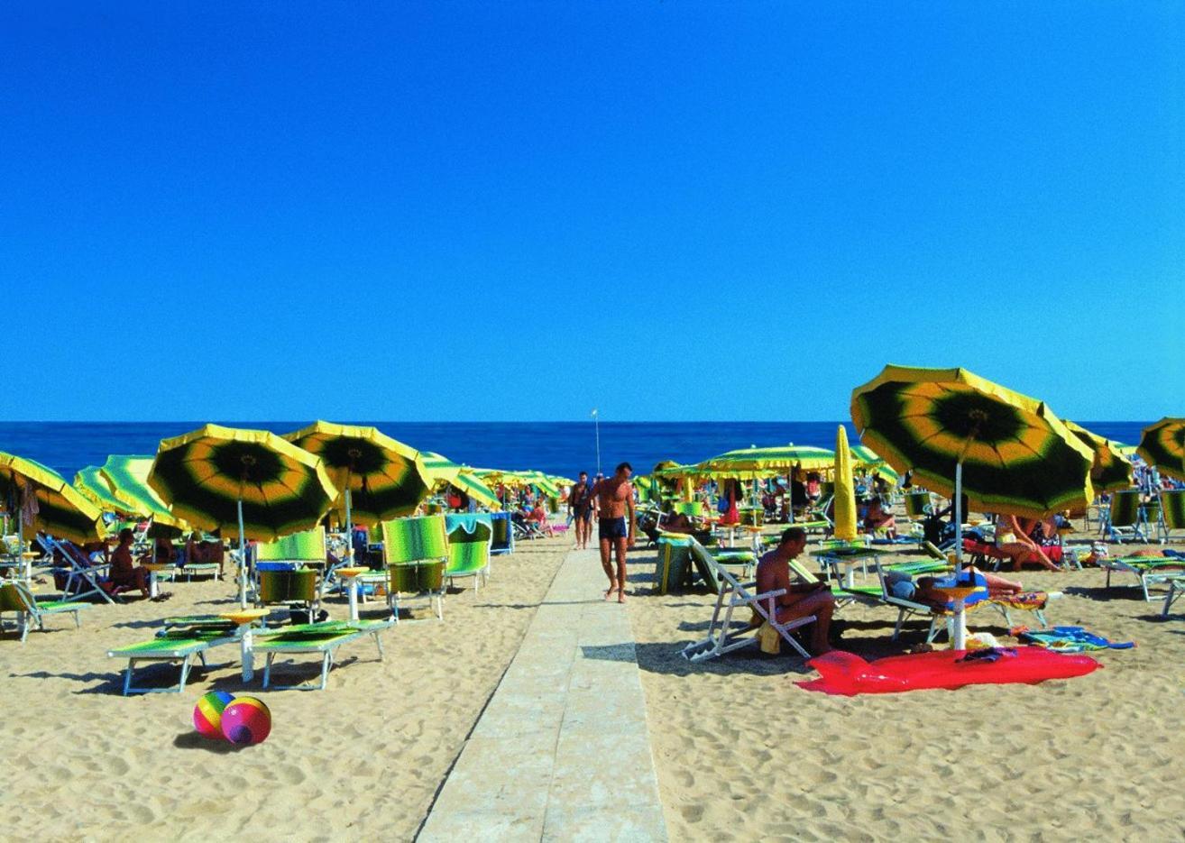 Aparthotel Carinzia Lignano Sabbiadoro Bagian luar foto