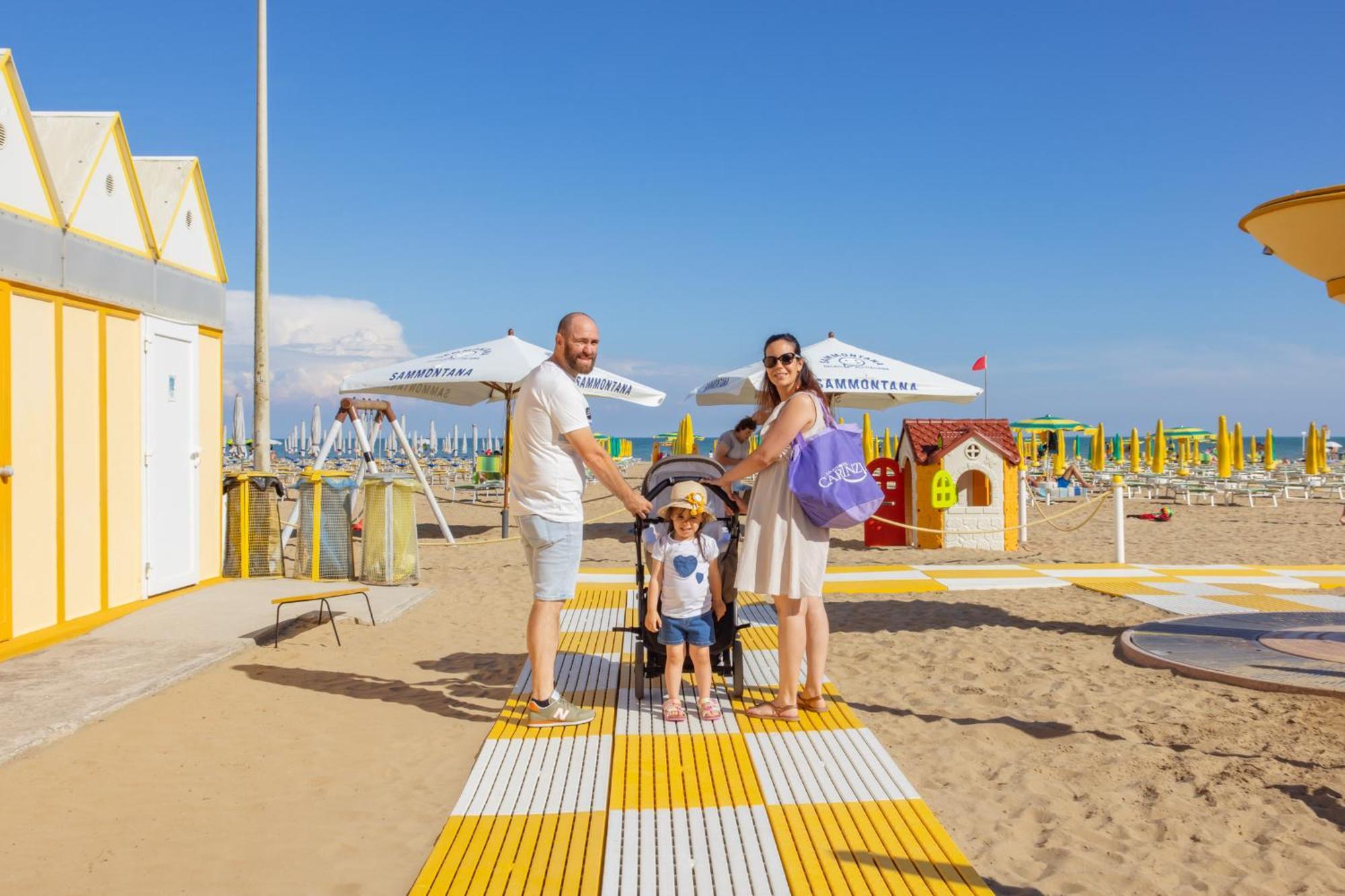Aparthotel Carinzia Lignano Sabbiadoro Bagian luar foto
