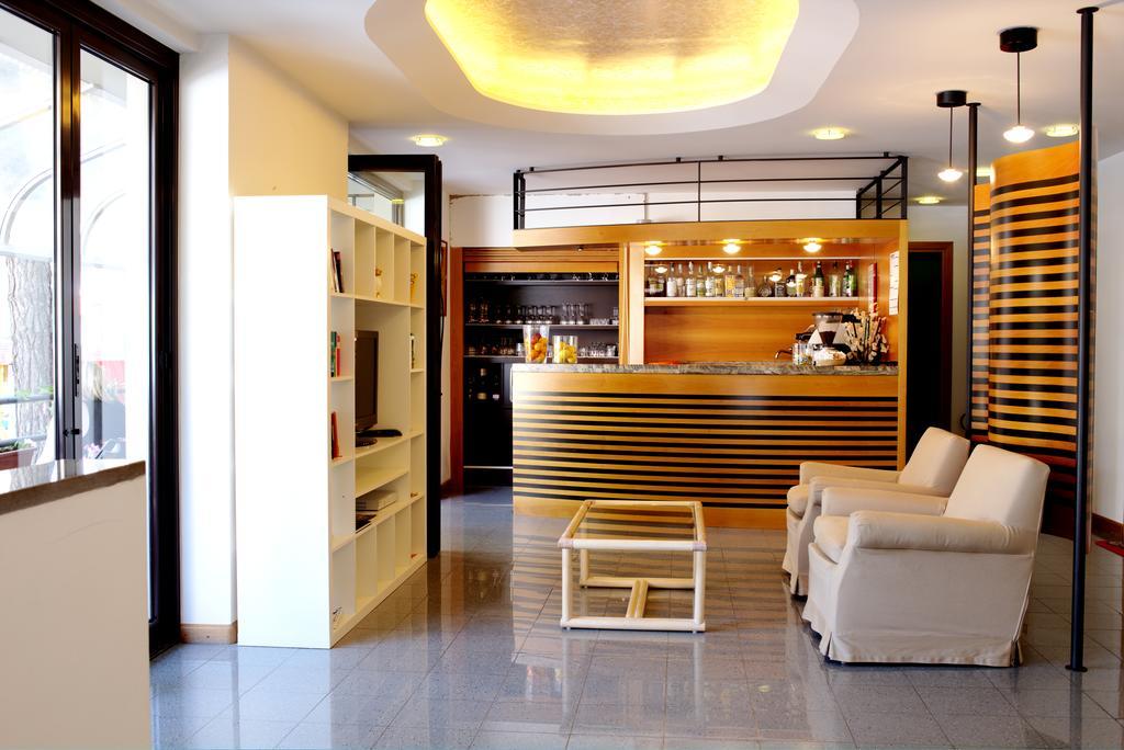 Aparthotel Carinzia Lignano Sabbiadoro Bagian luar foto
